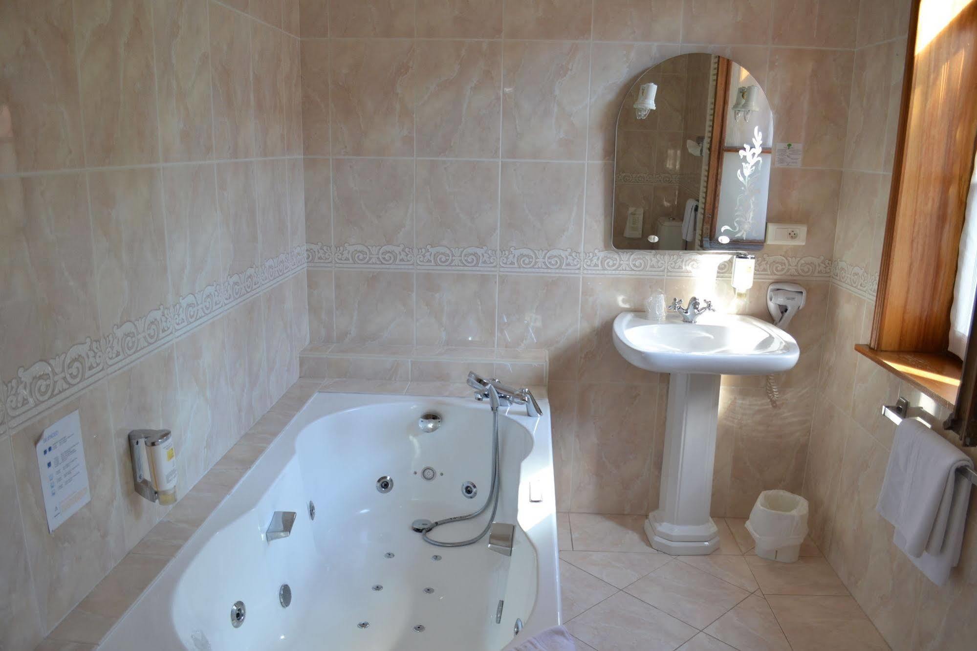 Hotel Le Domaine Des Cigognes Ennevelin Esterno foto